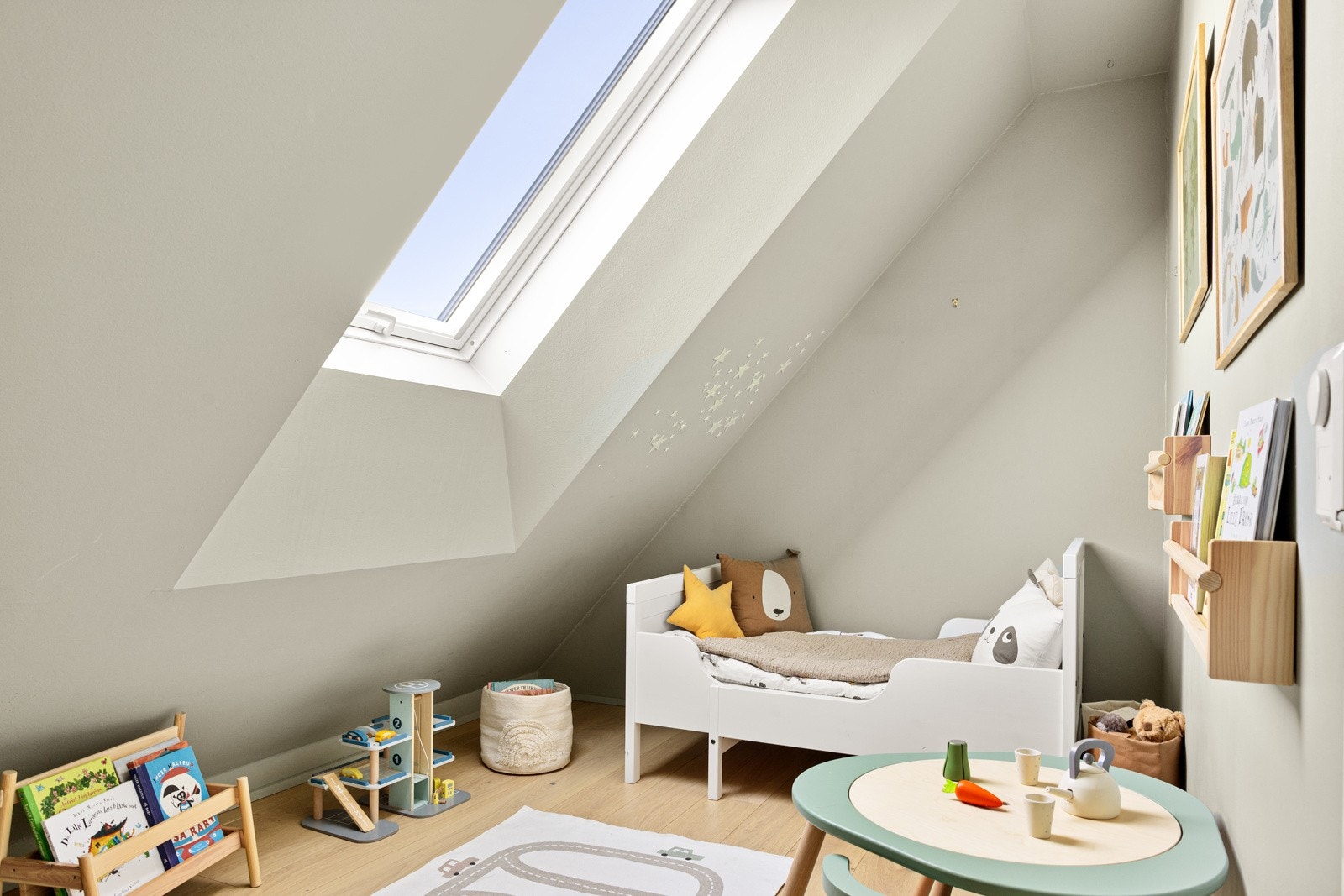 I likhet med hovedsoverommet så fikk soverom II nytt velux vindu i 2020, og ble malt i 2021. Godt med naturlig lys, her også. Galleribilde