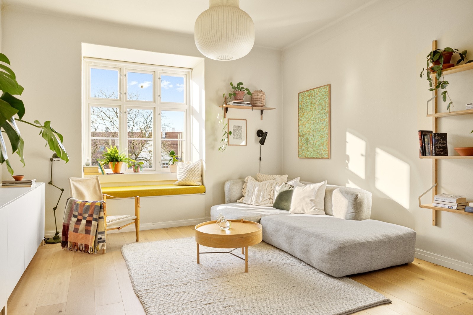 Boligen er lys og gjennomgående, med en fantastisk romfølelse. Leiligheten har blitt vesentlig oppusset de siste årene, detaljert historikk i salgsoppgaven. Galleribilde