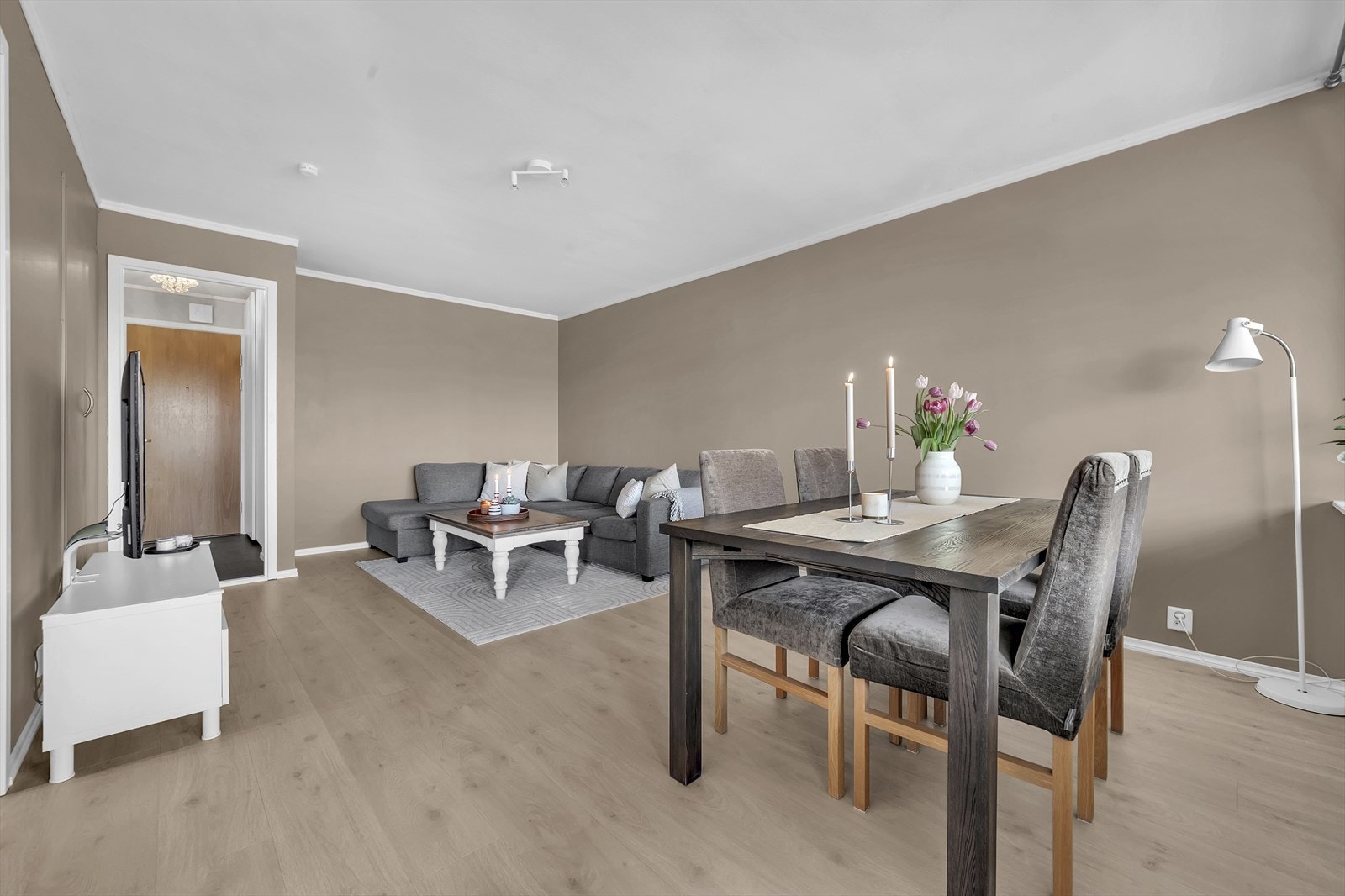 Lys og luftig stue med plass til stor sofagruppe m.m. Galleribilde