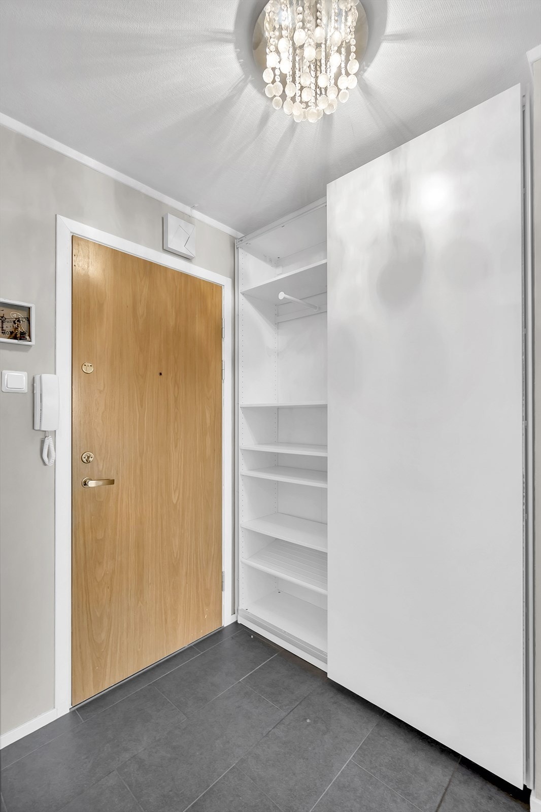 God plass til oppbevaring av sko og yttertøy. Galleribilde