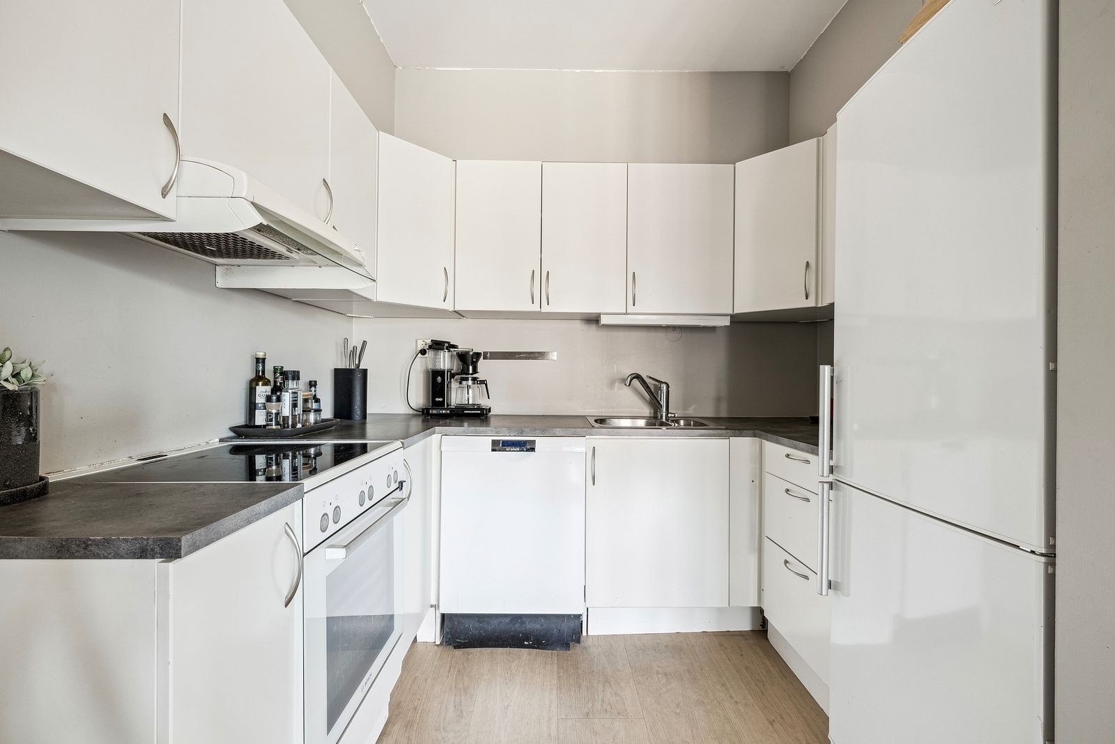 Pent kjøkken med hvitevarer Galleribilde