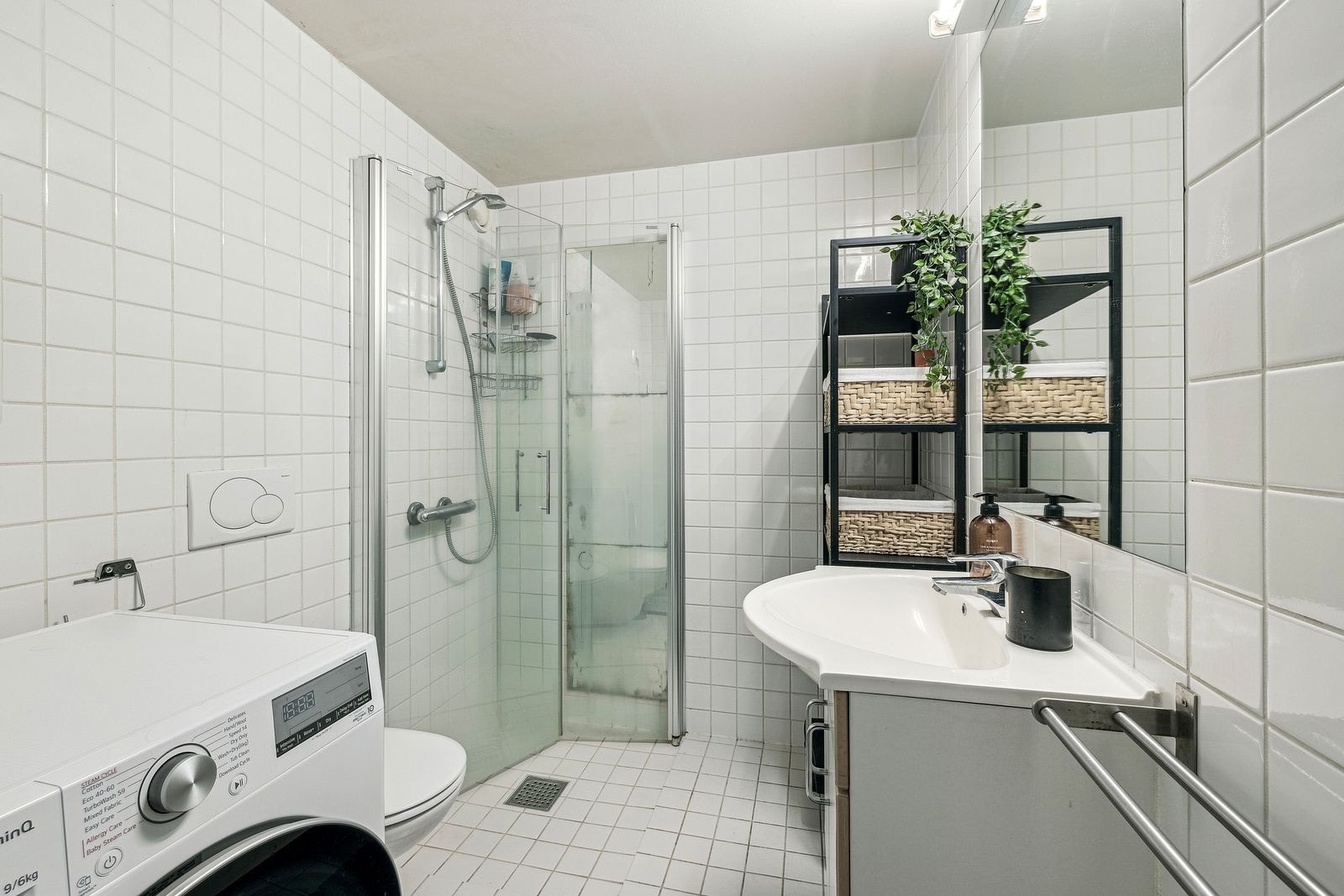 Pent flislagt bad med varmekabler. Vaskemaskin medfølger Galleribilde