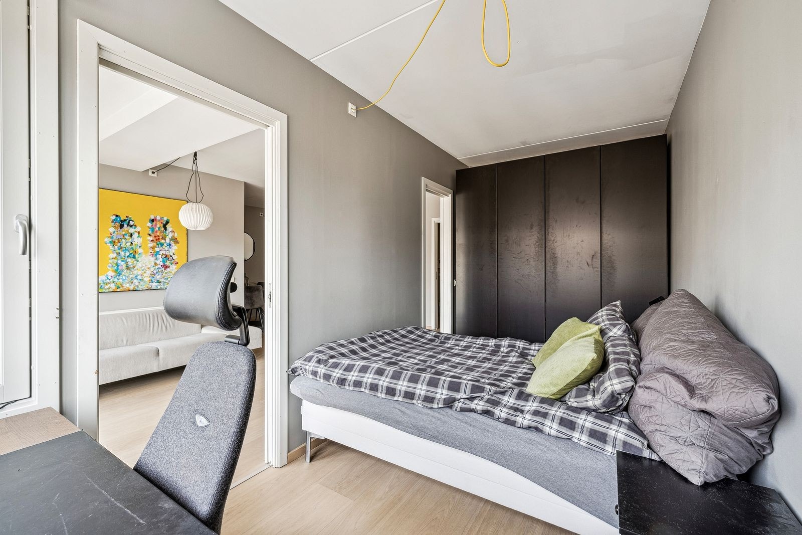 Garderobeskap medfølger Galleribilde