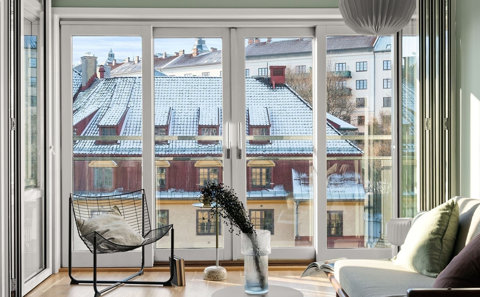 I tilknyttning til stuen er det vinterhage Galleribilde