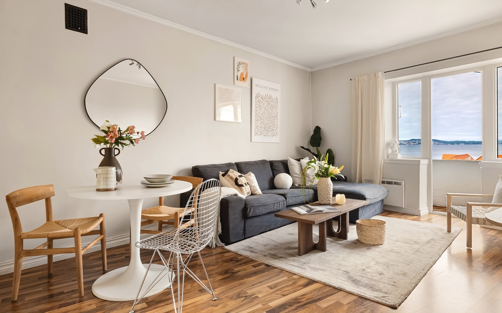 - En innbydende stue på 17,2 m² med en utsikt som bare må oppleves - Galleribilde