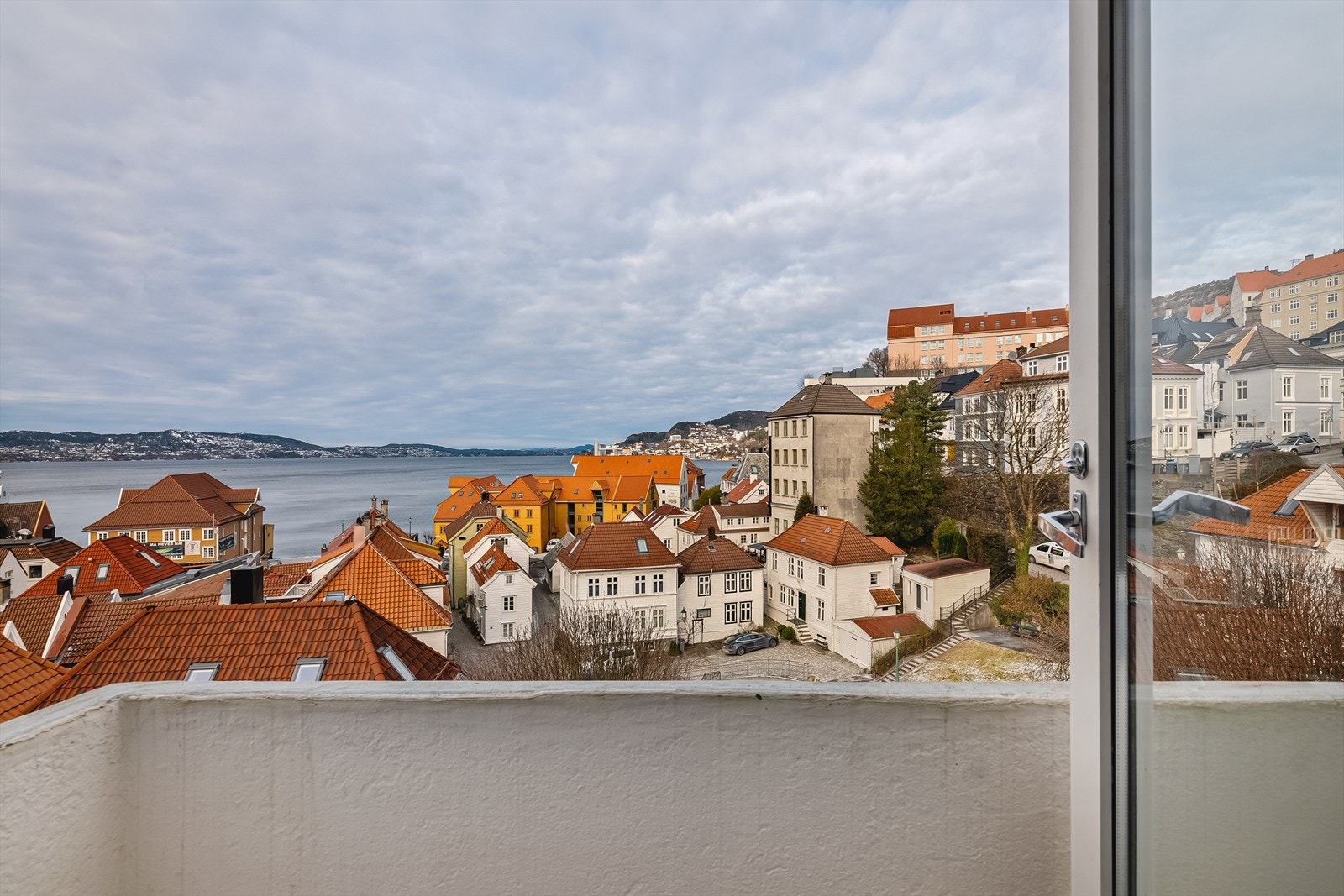 - En attraktiv treroms selveierleilighet med nordvendt balkong og fantastisk utsikt - Galleribilde