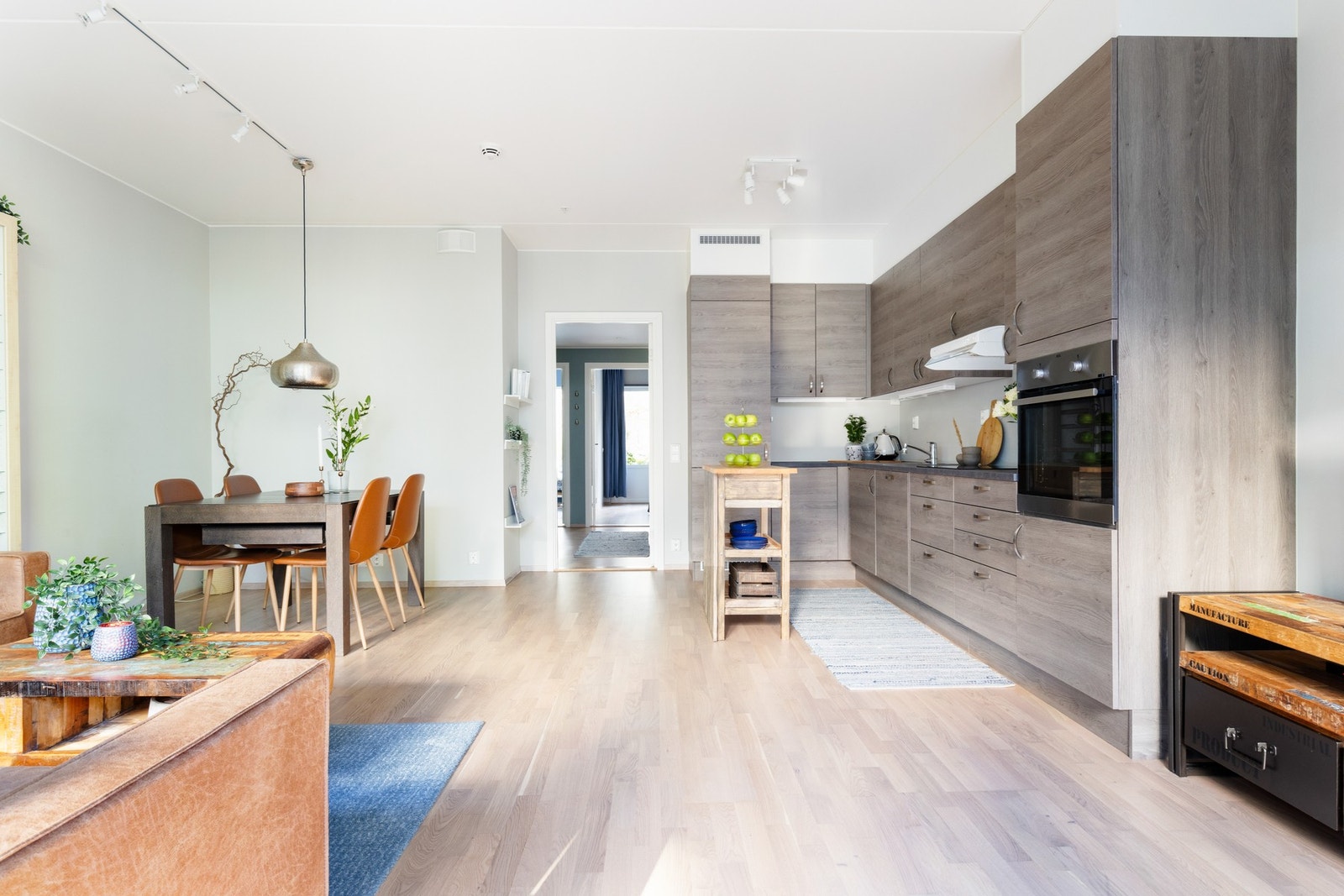 Overflater er malt i lyse, moderne fargevalg og det er lagt parkett på gulv. Galleribilde