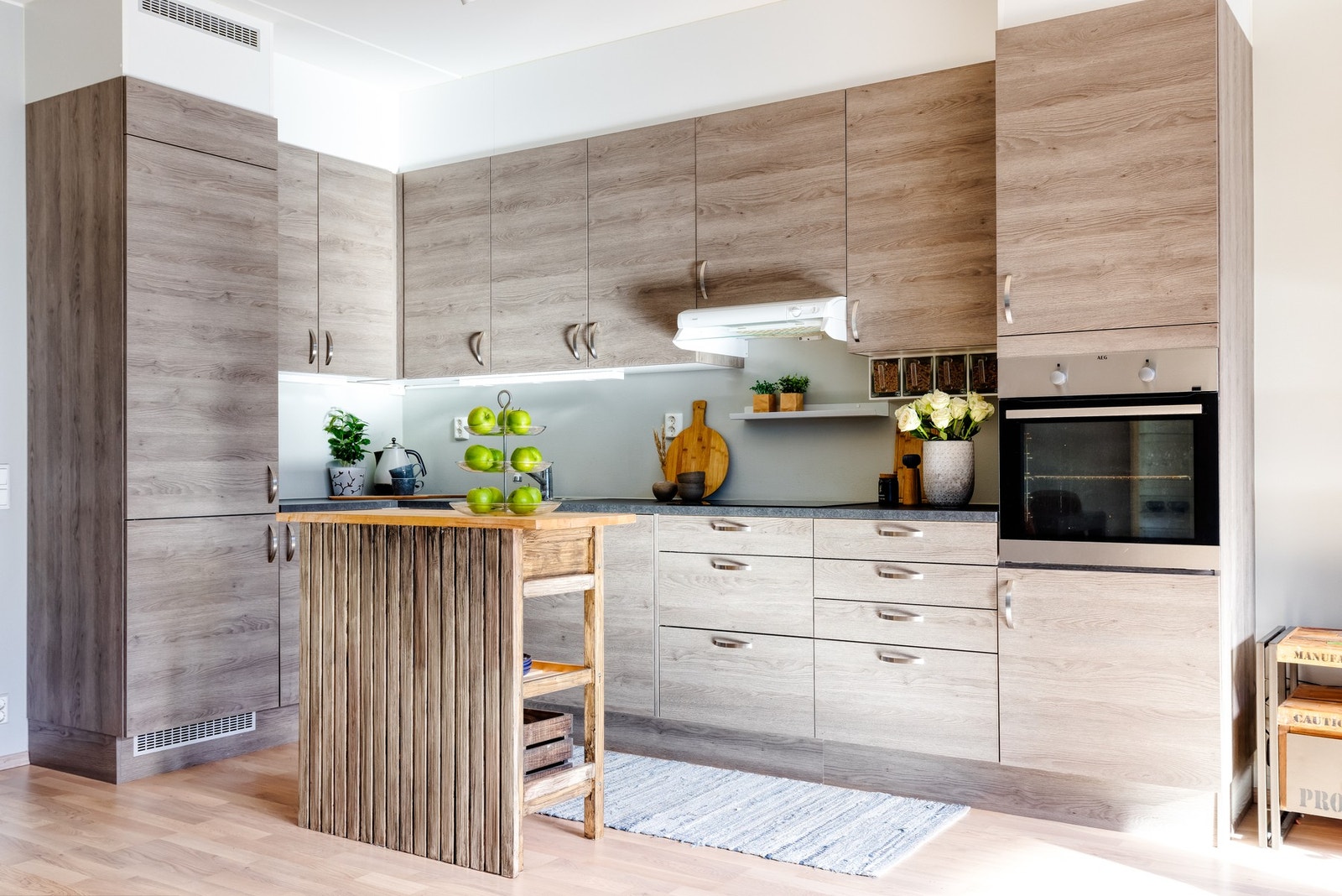 Innredning fra Aubo med slette fronter, laminar benkeplate og nedfelt oppvaskkum i rustfritt stål med ettgreps armatur. Galleribilde