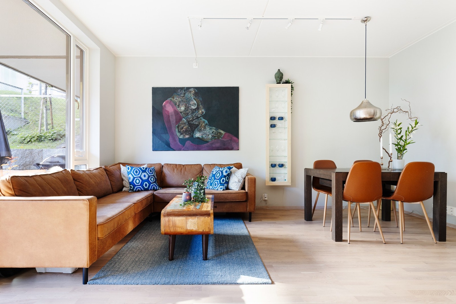 Stuen og kjøkkenet ligger i en åpen løsning, har en takhøyde på 2,66 meter og generøse vindusflater fra gulv til tak som gir en lys og luftig romfølelse. Galleribilde