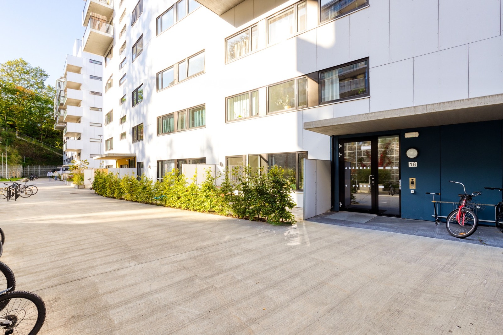 Enkel, trappefri adkomst til boligen via felles inngangsparti. Galleribilde