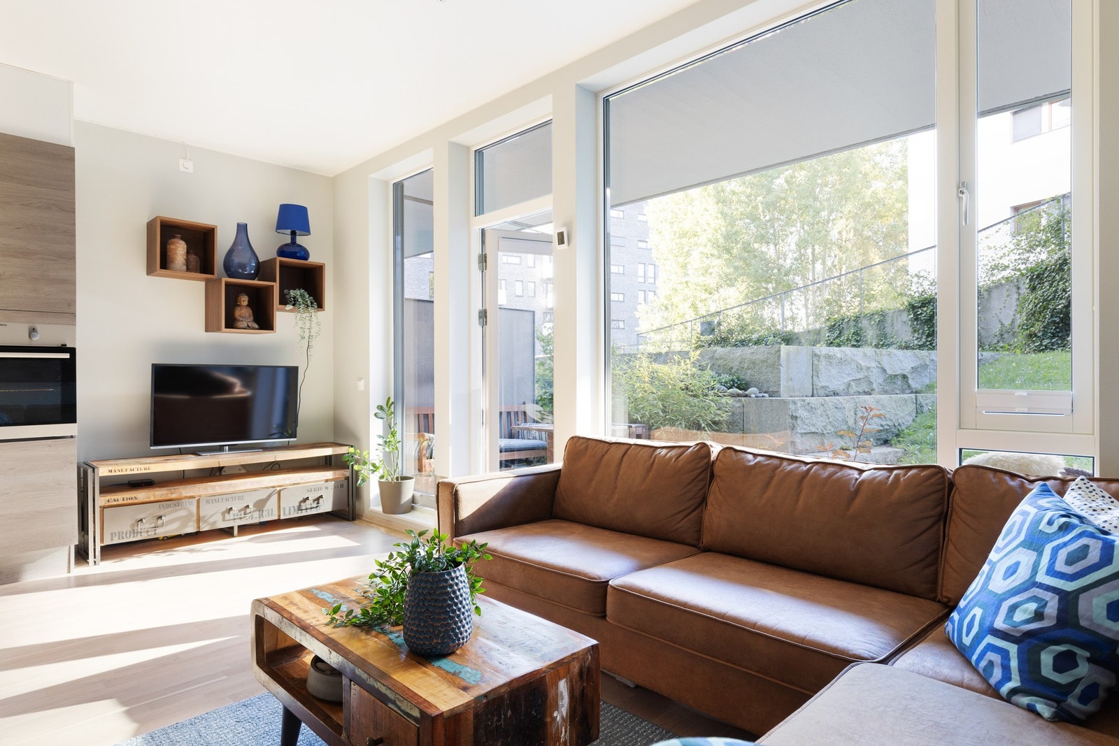 God plass til sofagruppe med tilhørende møblement i stuen. Galleribilde