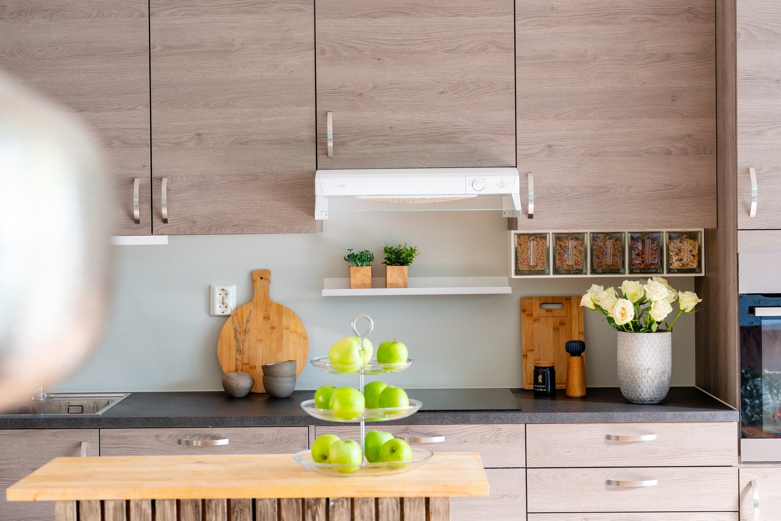 Videre er det integrerte hvitevarer som stekeovn, induksjonstopp, oppvaskmaskin og kjøl/frys som medfølger. Galleribilde