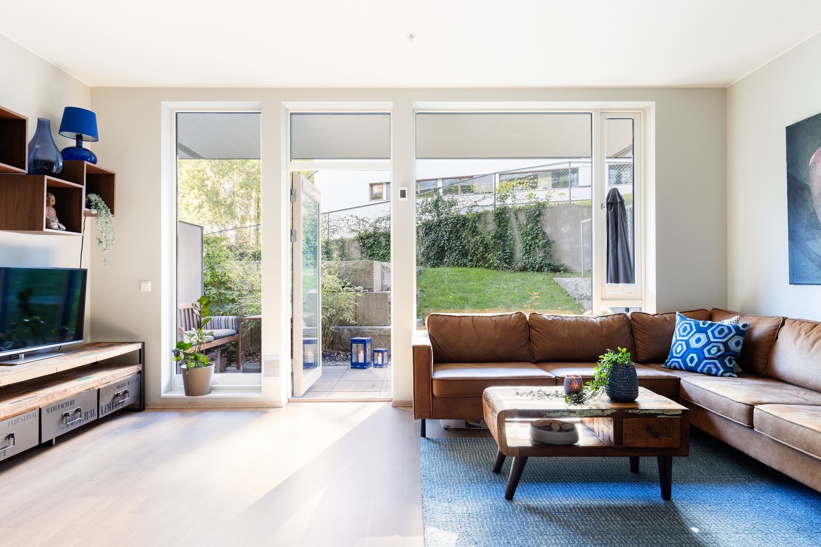 En lys og lekker 3-roms leilighet fra 2019 med flott beliggenhet i idylliske omgivelser i Kværnerbyen. Galleribilde