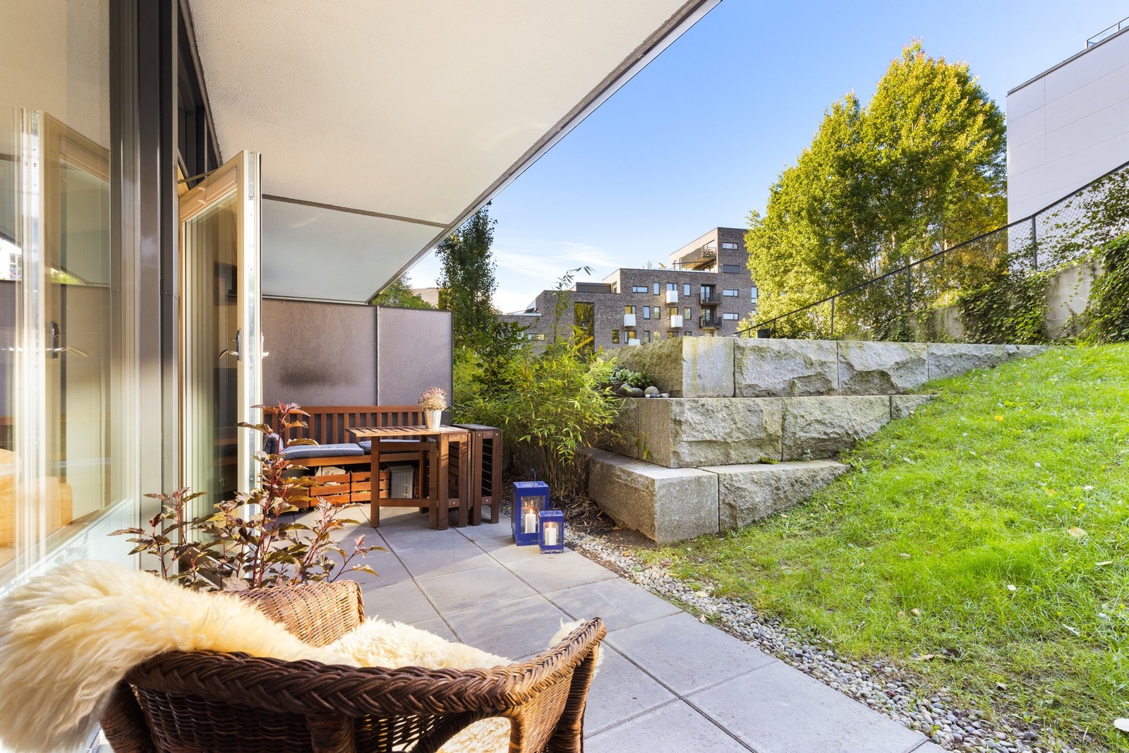 Fra stuen er det utgang til boligens 12 kvm store markterrasse. Galleribilde