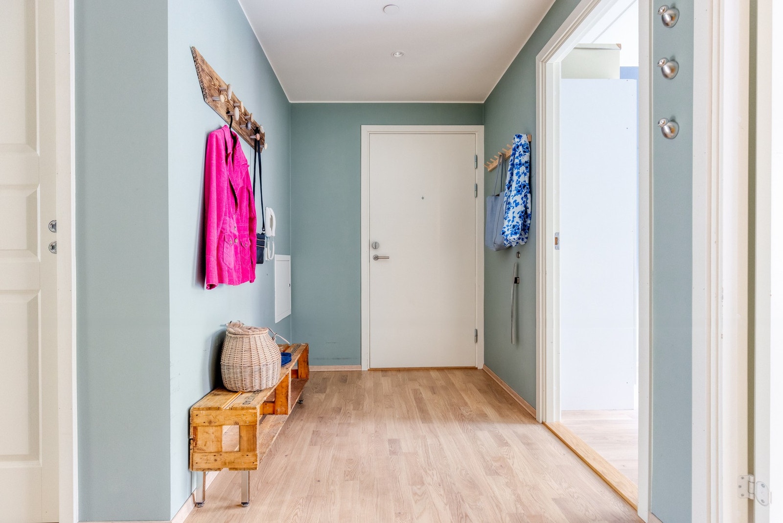 Entréen gir et umiddelbart godt førsteinntrykk. Her er det plass til knaggrekke, skostativ og lignende. Galleribilde