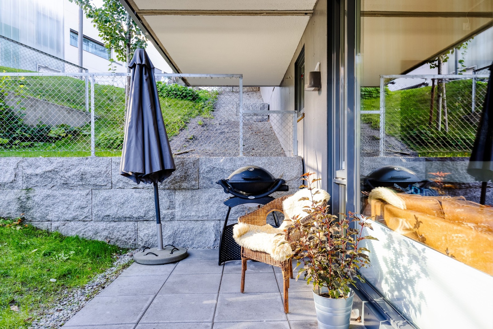 Markterrassen blir leilighetens ekstra stue om sommeren. Med sol fra ca. 16:00 til 20:00 kan du nyte varme sommerdager- og kveder. Galleribilde