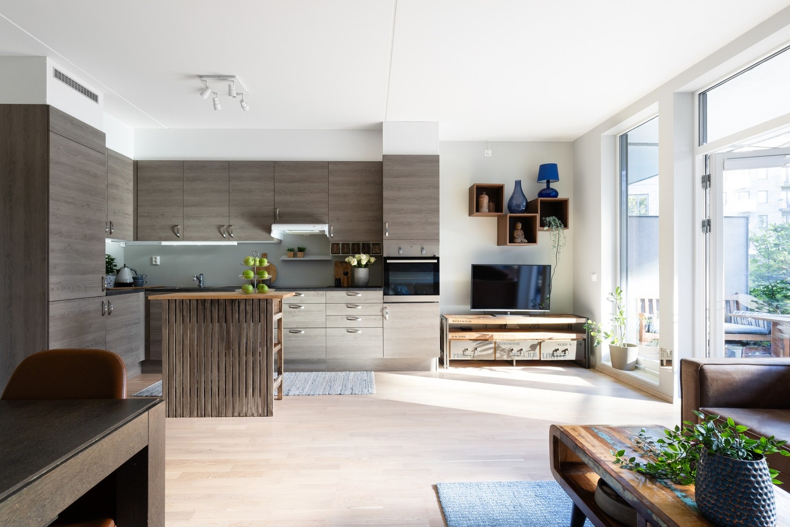 Leiligheten er gjennomgående og oppleves som lys og luftig med store vinduer og god takhøyde. Galleribilde