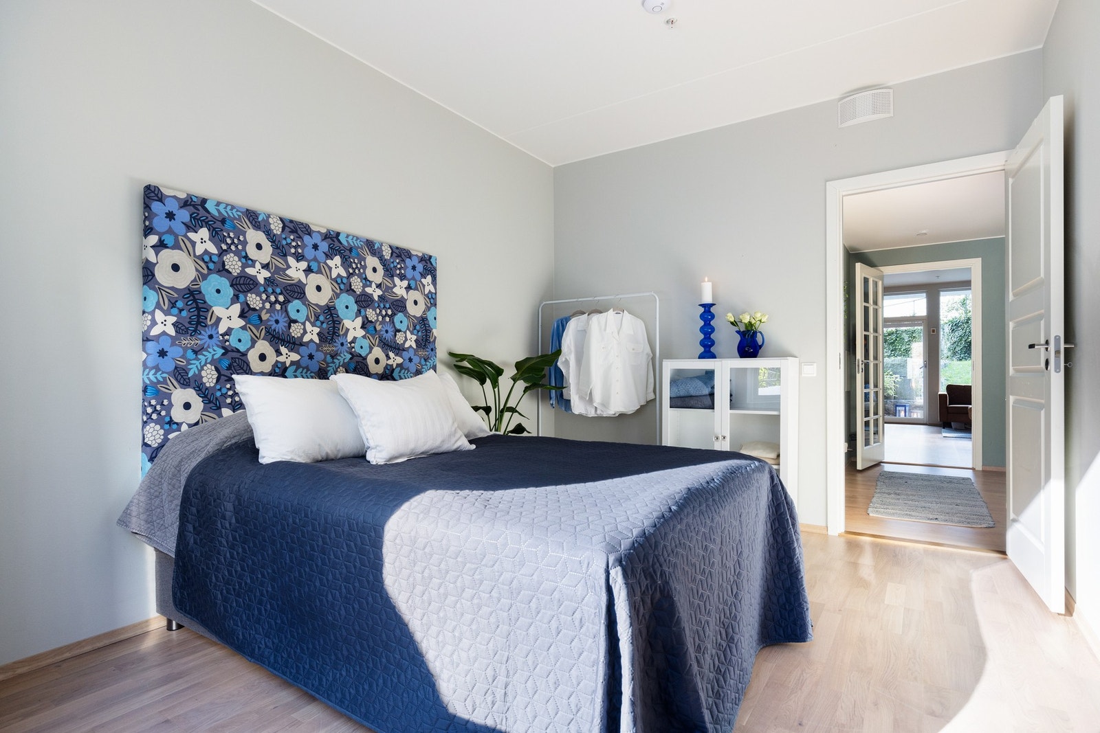 Hovedsoverom av god størrelse med plass til dobbeltseng og oppbevaringsmøblement. Galleribilde