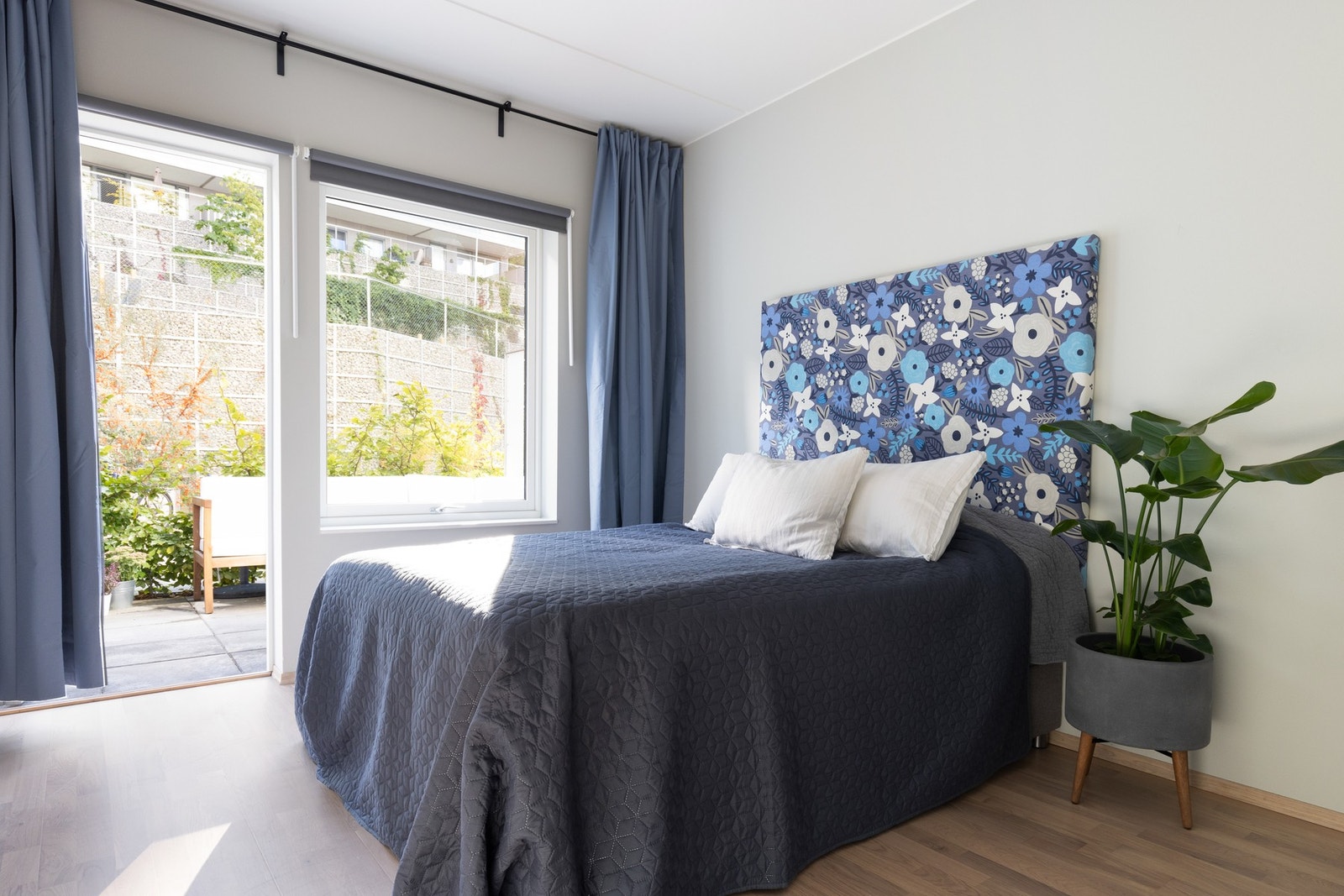 Fra rommet er det utgang til boligens andre uteplass. Galleribilde