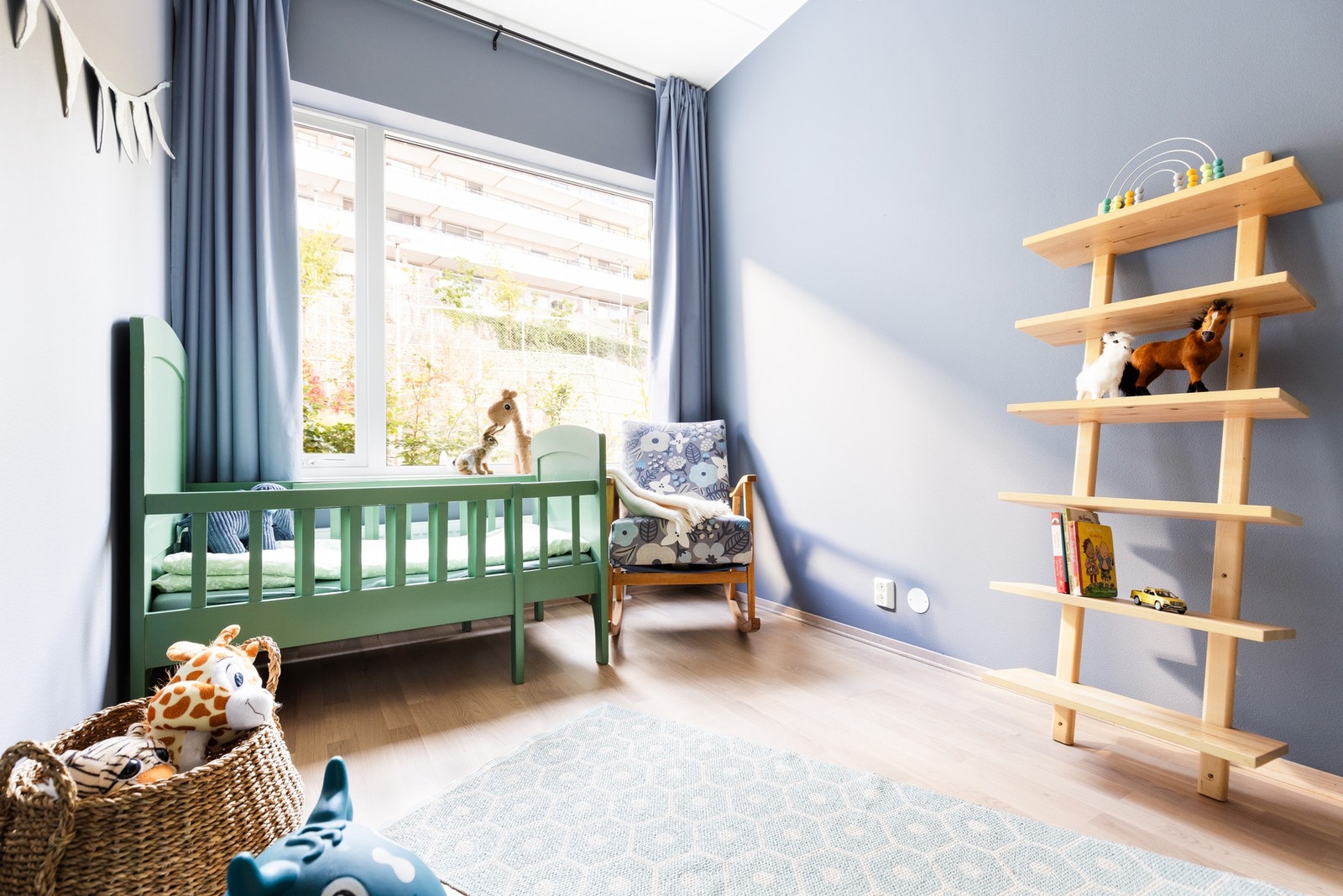 Det andre soverommet har god plass til seng, skrivebord og oppbevaringsmøblement. Galleribilde