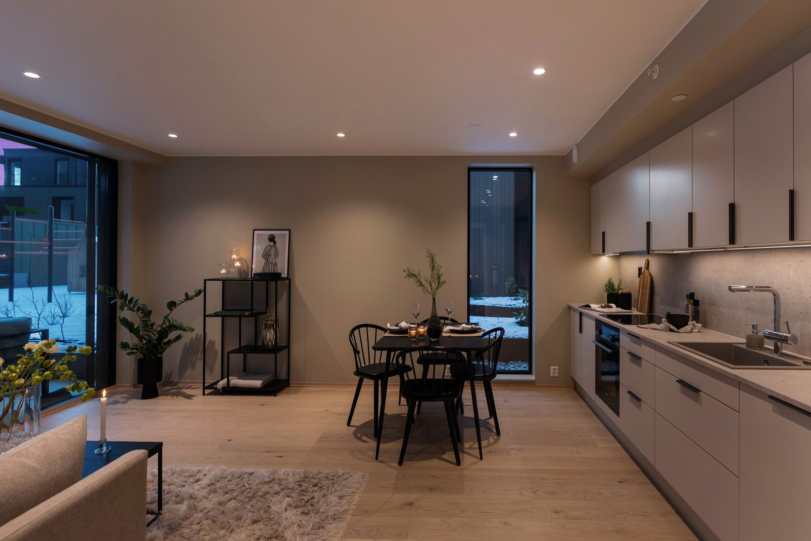 På gulvet er det lagt enstavs eikeparkett. Galleribilde