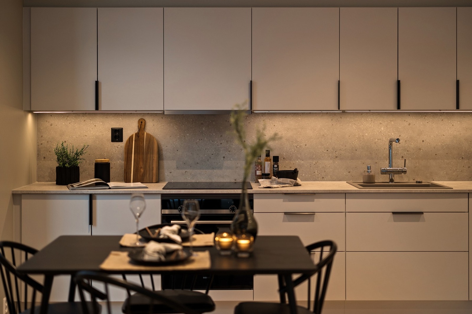 Kjøkkenet er oppgradert med blant annet splashplate på bakvegg. Galleribilde