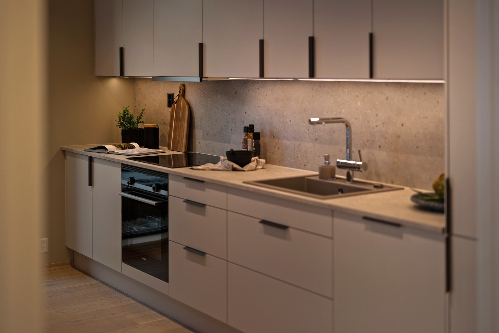 Kjøkkenet er tidløst fra Sigdal av typen Uno med blant annet støtdempende skap og skuffer. Galleribilde