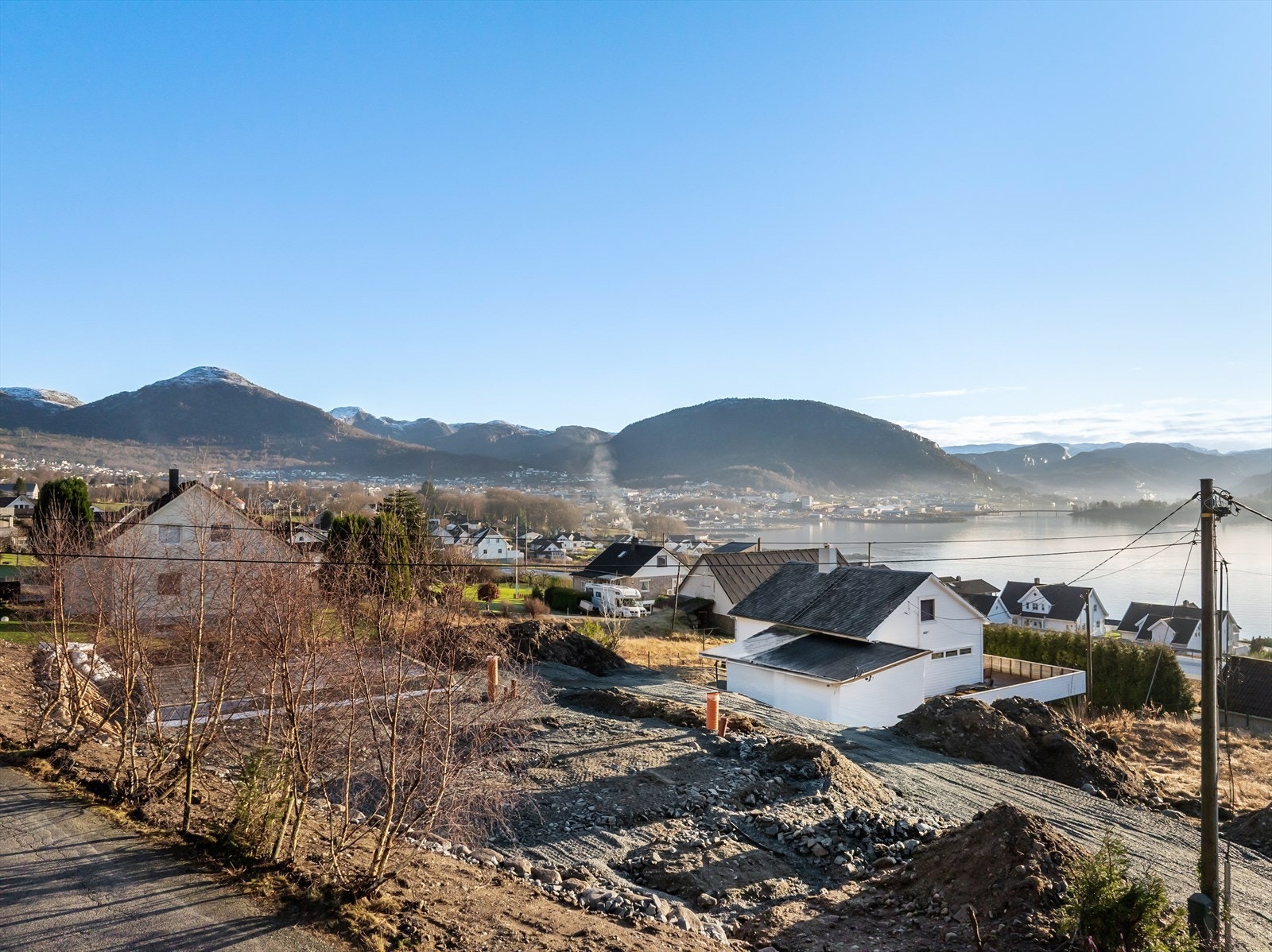 Nydelig beliggenhet med utsikt utover Ryfylkebassenget. Kort vei til skole, barnehage og idrettsanlegg, hvor barna slipper å krysse Riksveien. Galleribilde