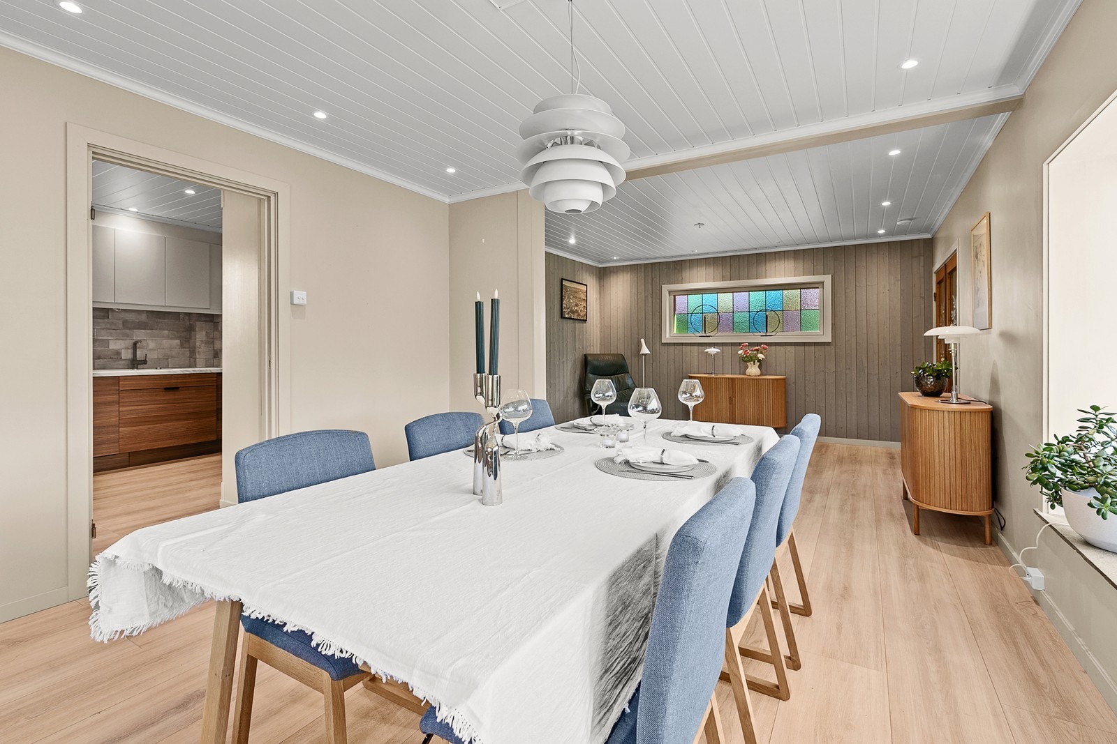 Fra spisestuen er det inngang til kjøkkenet. Galleribilde