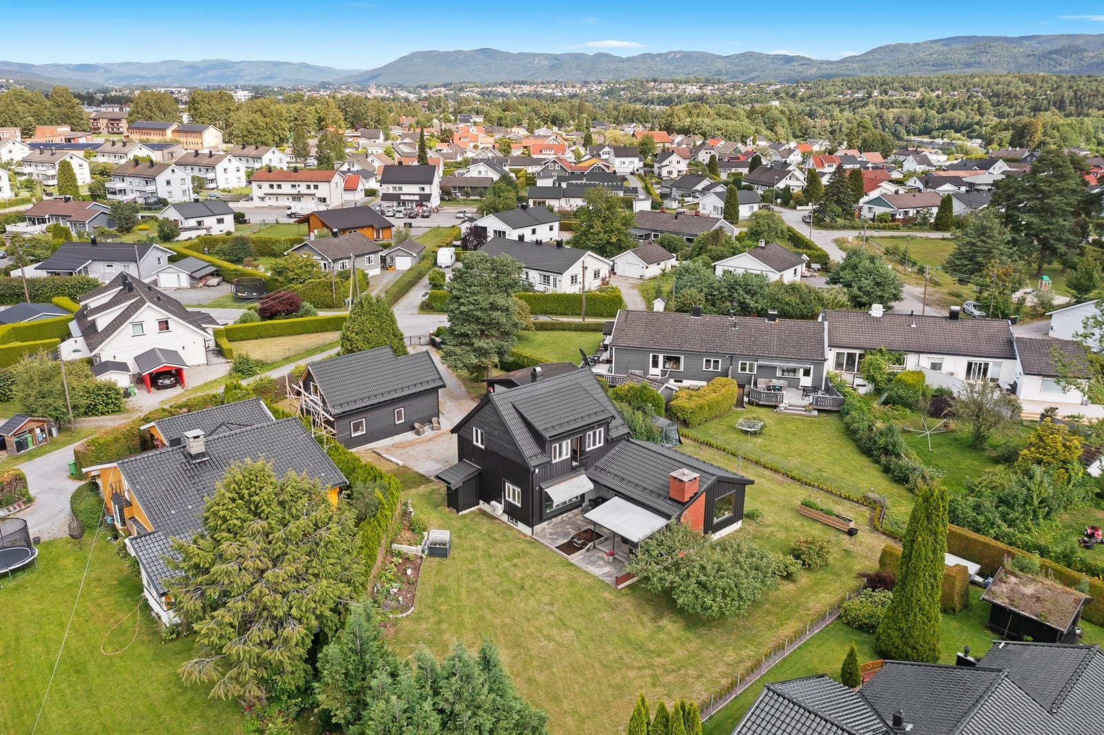 Tomten er stor har en størrelse på ca. 1 659 kvm., og har gode solforhold. Galleribilde