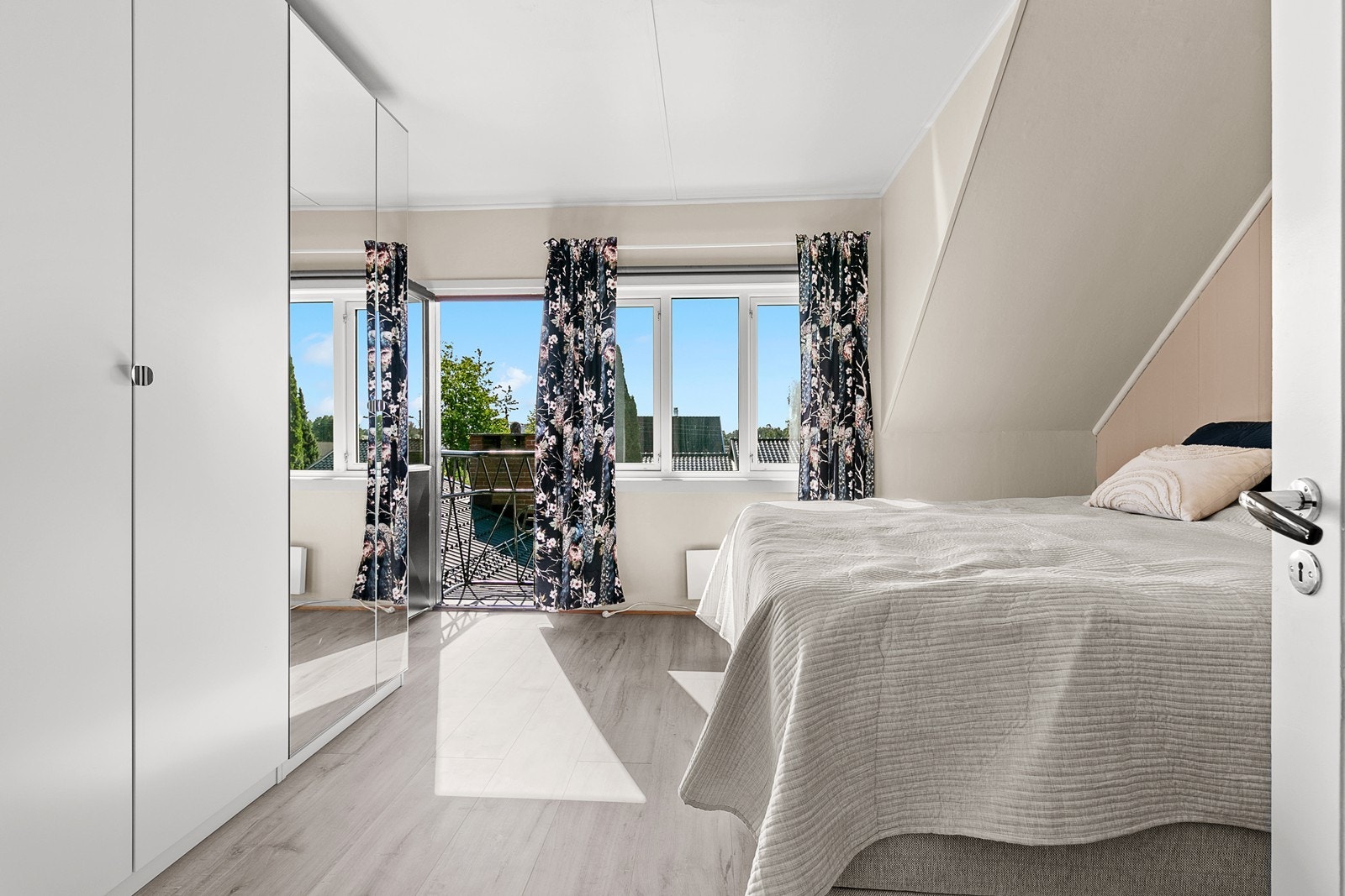 Fra hovedsoverommet er det direkte utgang til fransk balkong. Galleribilde