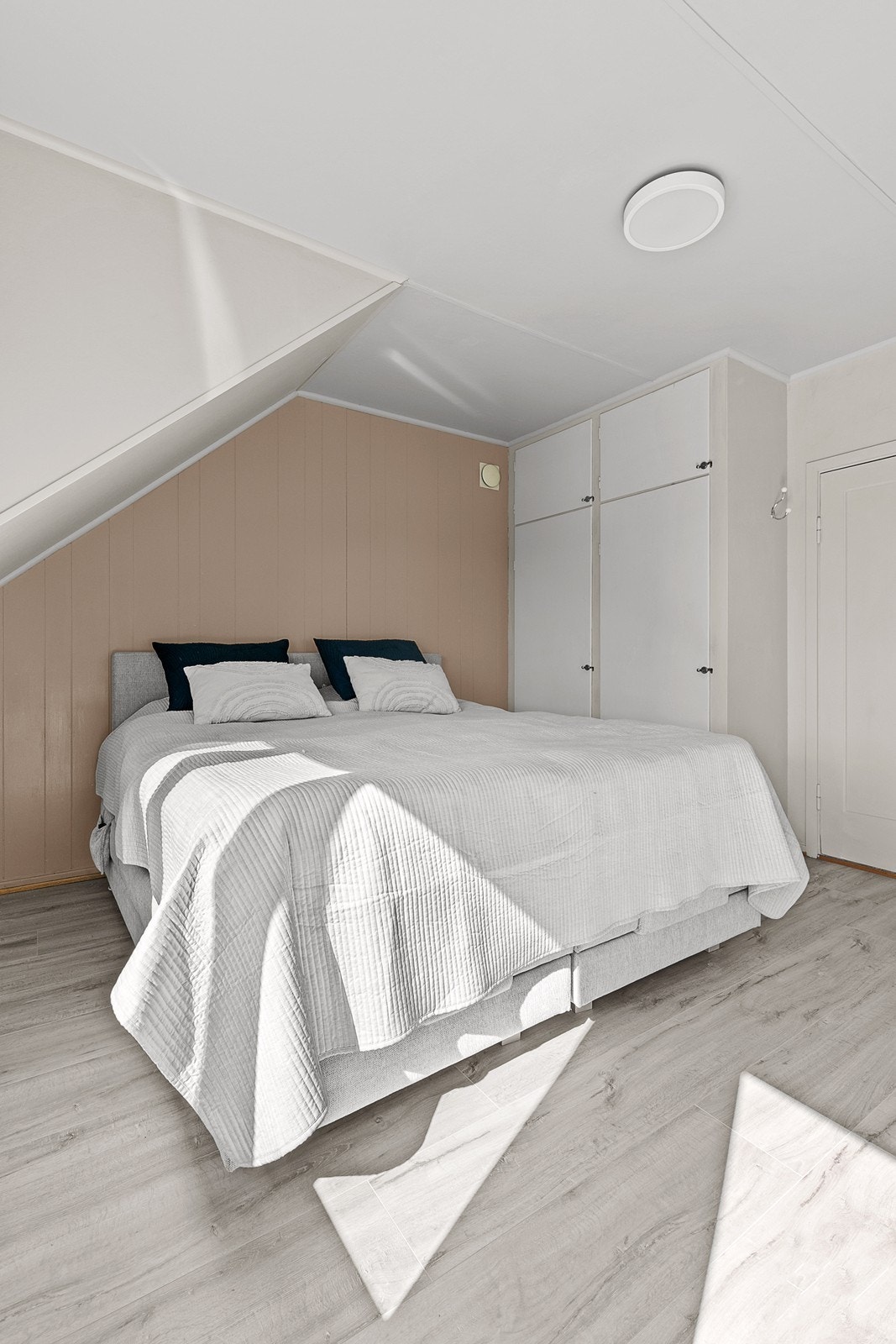 Hovedsoverommet er romslig og har god plass til stor dobbeltseng og garderobeskap. Galleribilde