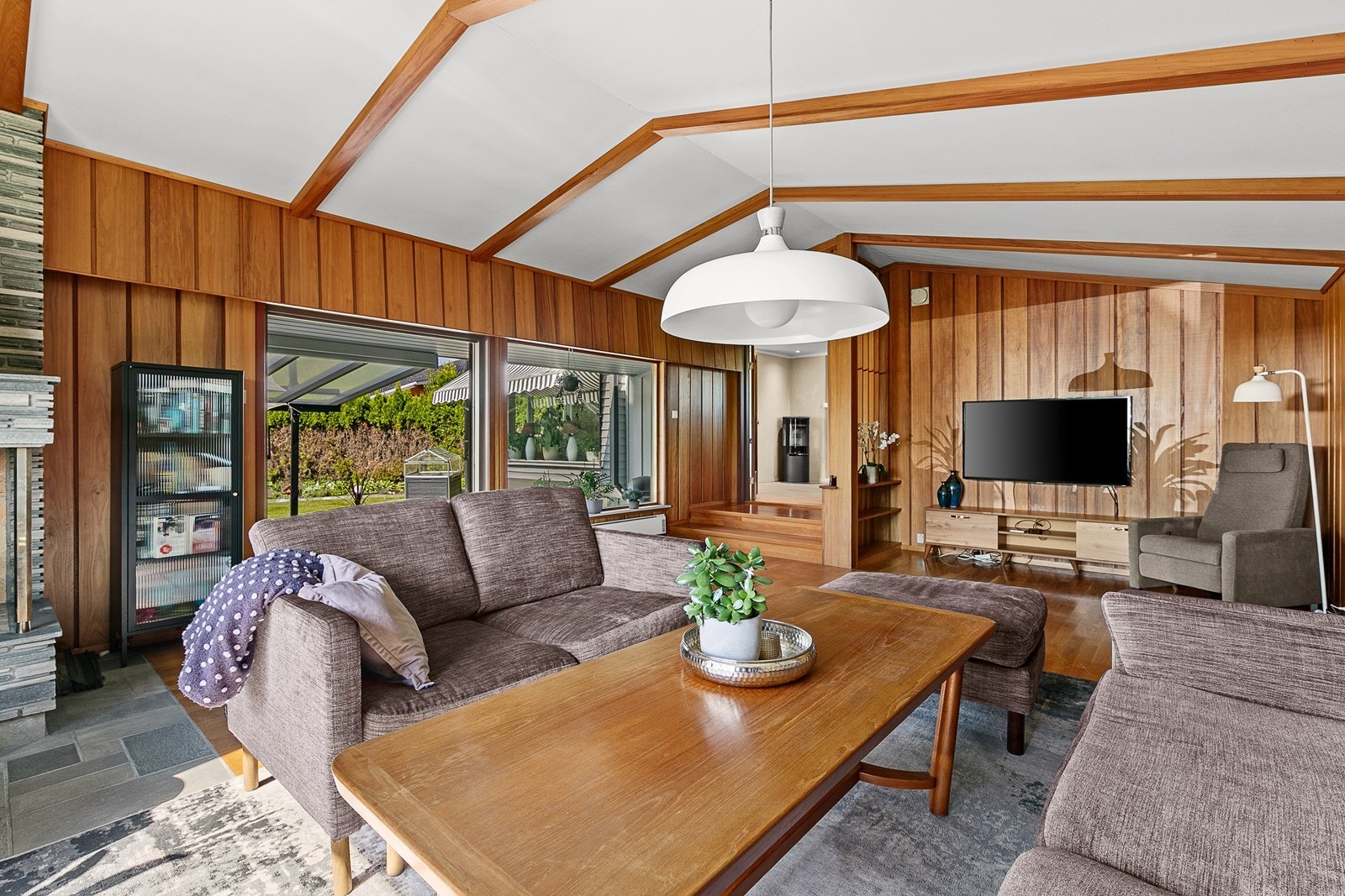 Det er åpen himling og store vindusflater i peisstuen, noe som skaper en god og luftig romfølelse. Galleribilde