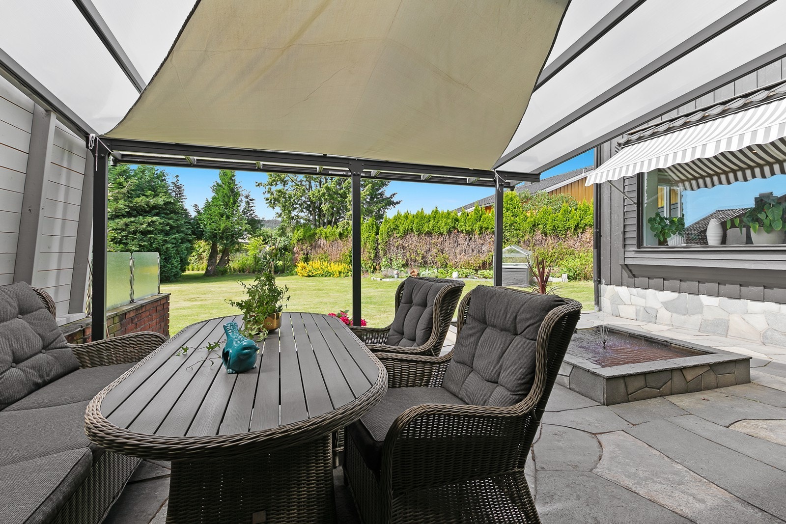 Terrassen har et totalareal på 44 kvm, hvorav ca. 17 kvm er overbygd. Galleribilde