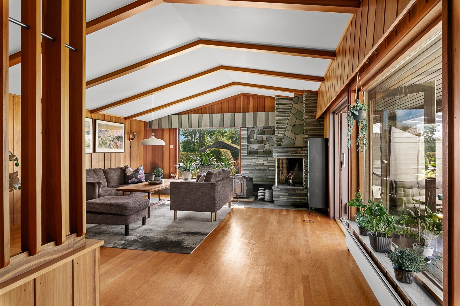 Peisstuen har en flott murt åpen peis i skifer. Galleribilde