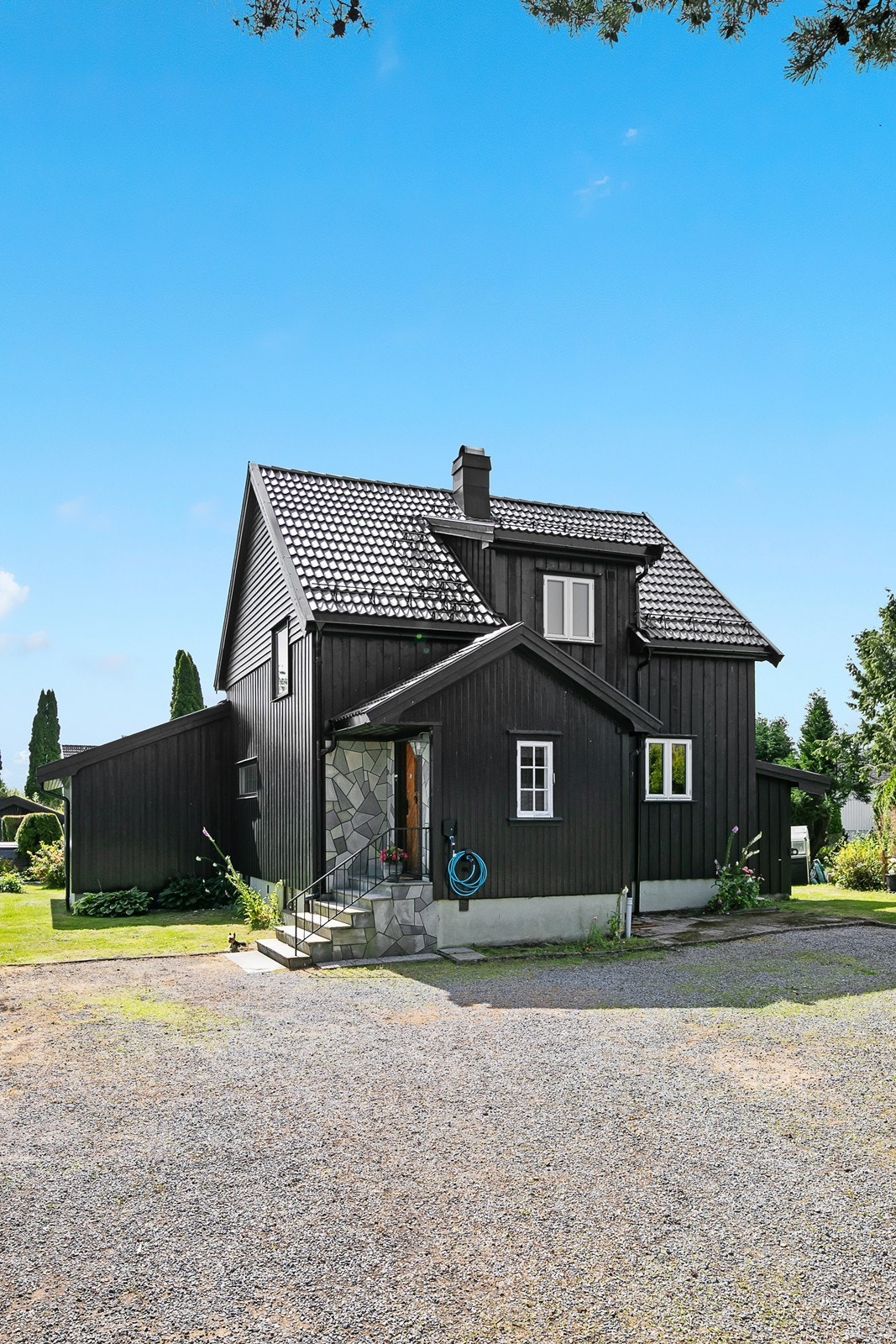 Ved inngangspartiet er det montert lader til elbil. Galleribilde