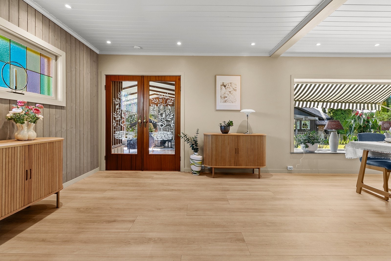 Spisestuen er pusset opp i nyere tid, og har laminatgulv, malte plater og behandlet sprekkpanel på vegger og panelplater med downlights i himlingen. Galleribilde