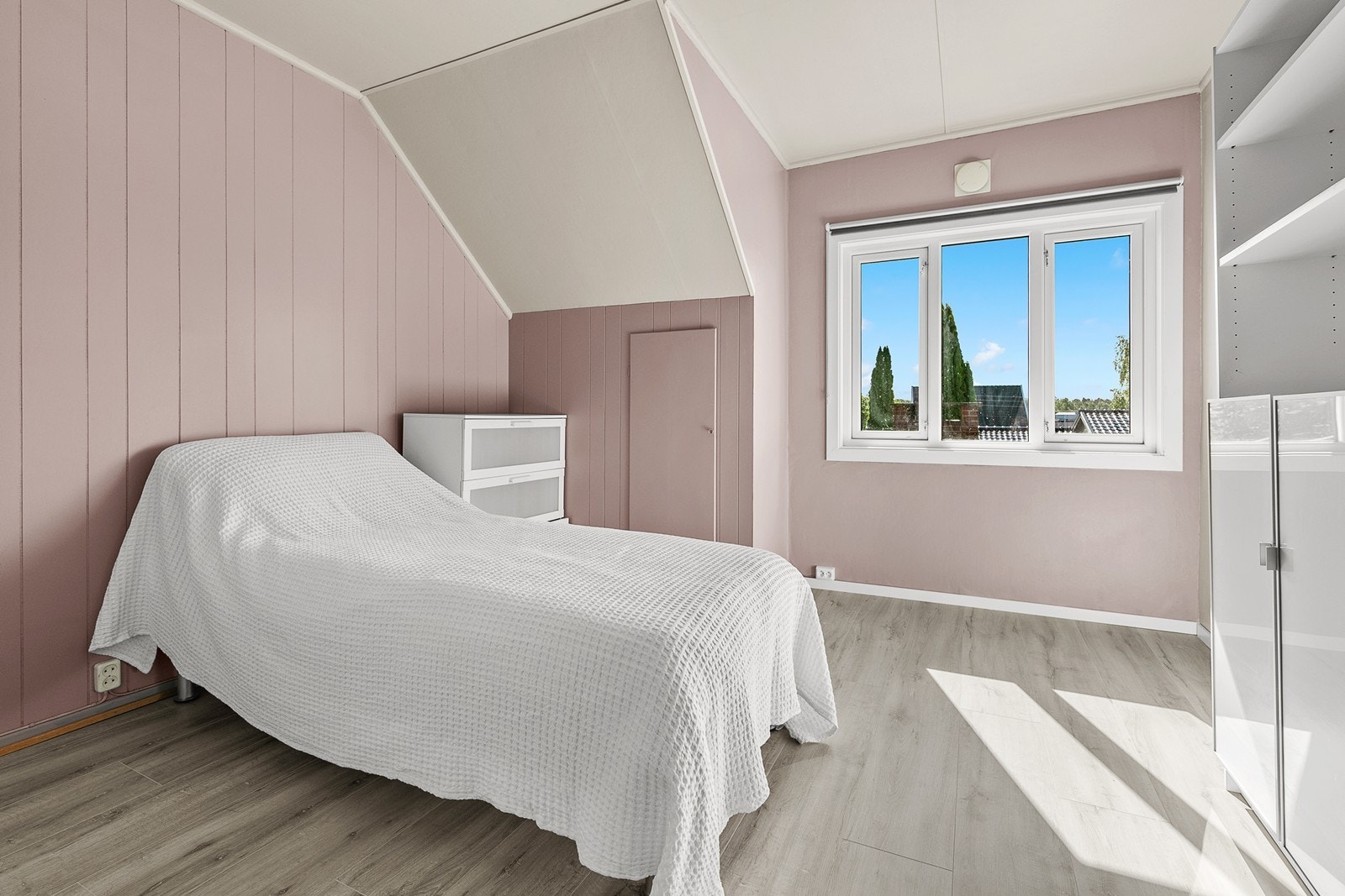 Det andre soverommet har også romslig, og har god plass til dobbeltseng og garderobeskap. Galleribilde