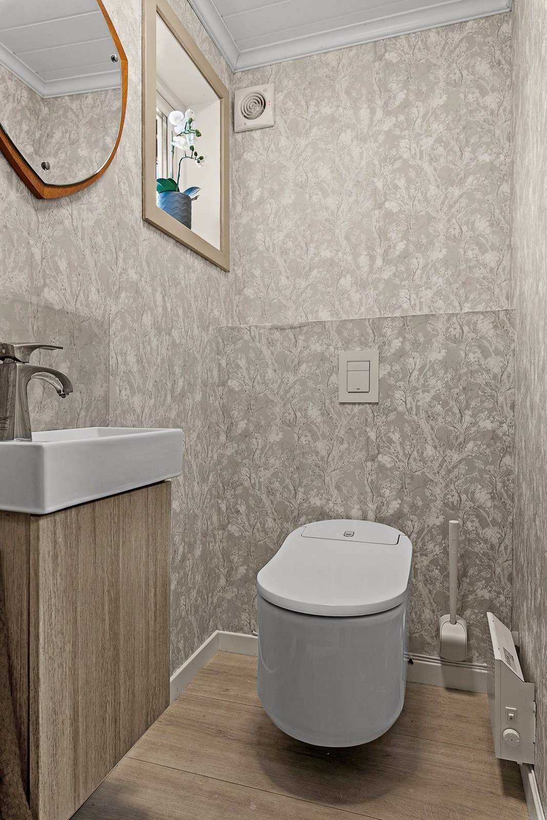 I 1. etasje er det et toalettrom med et vegghengte dusjtoalett som bidrar til god hygiene og komfort. Galleribilde