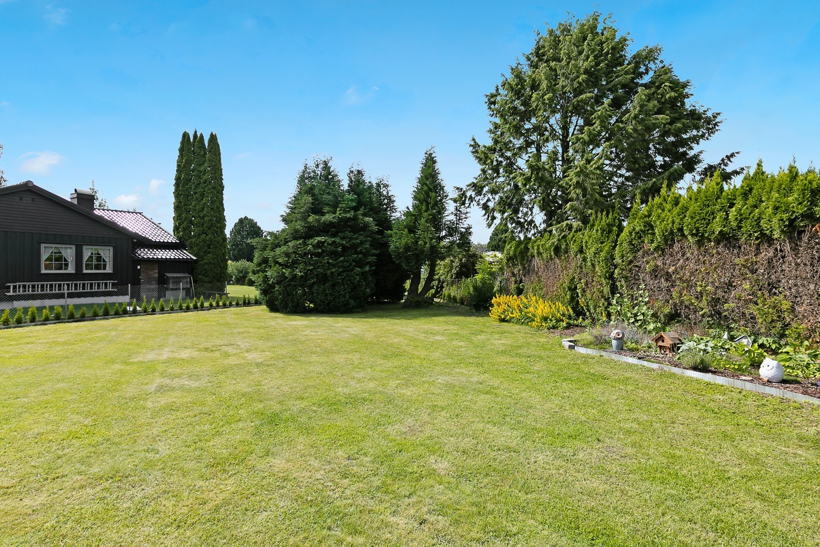 Hagen er barnevennlig og det er rikelig med plass for lek, som trampoline og ballspill. Galleribilde