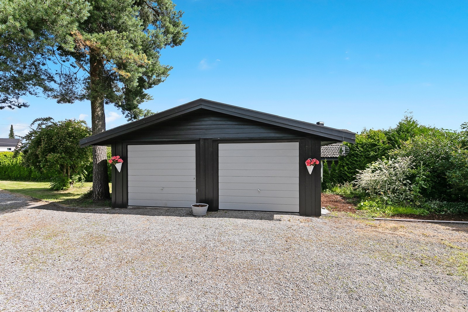 Garasjen har elektriske vippeporter. Galleribilde