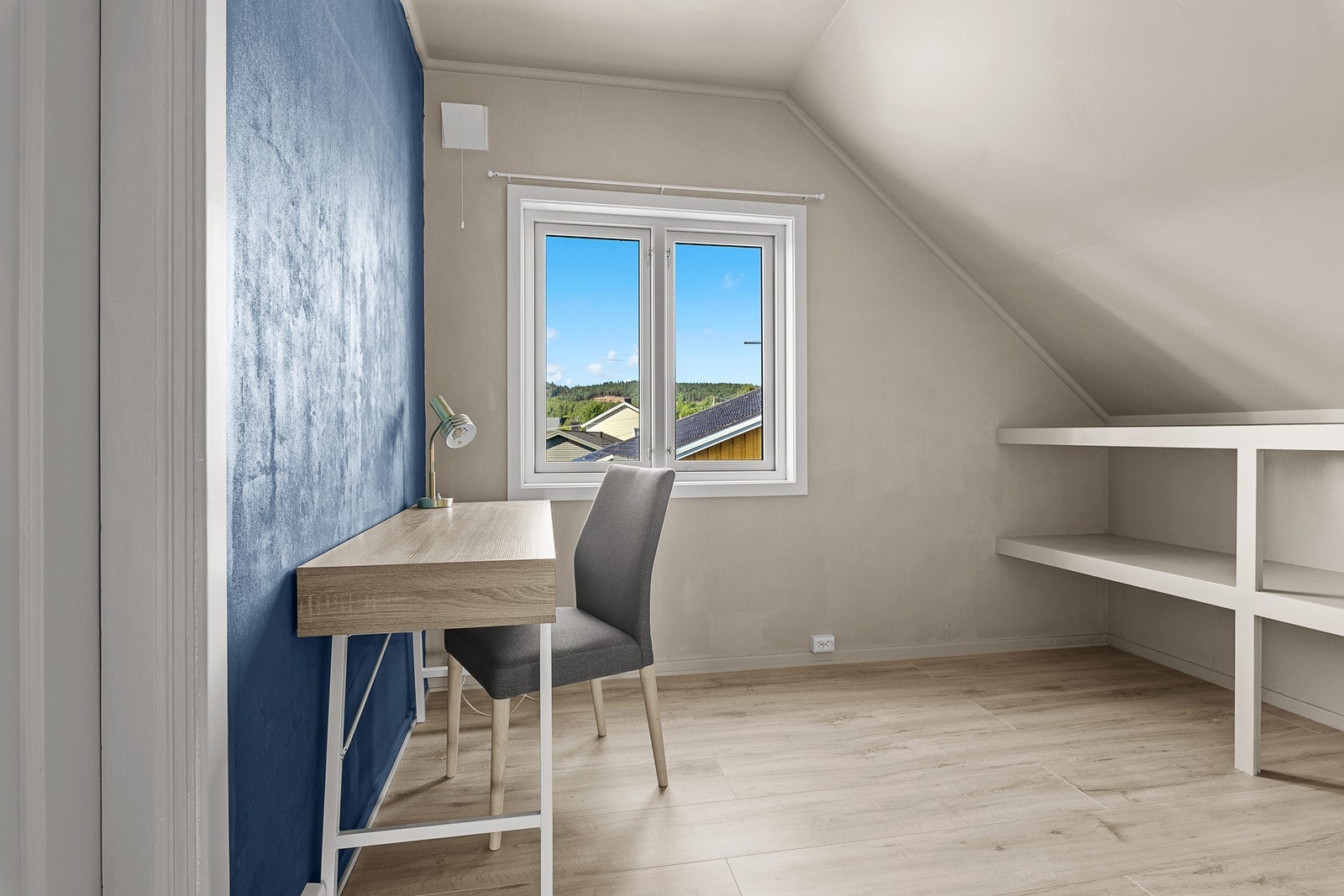 Det tredjesoverommet er innredet som kontor, og har plassbygde hyller på vegger. Galleribilde