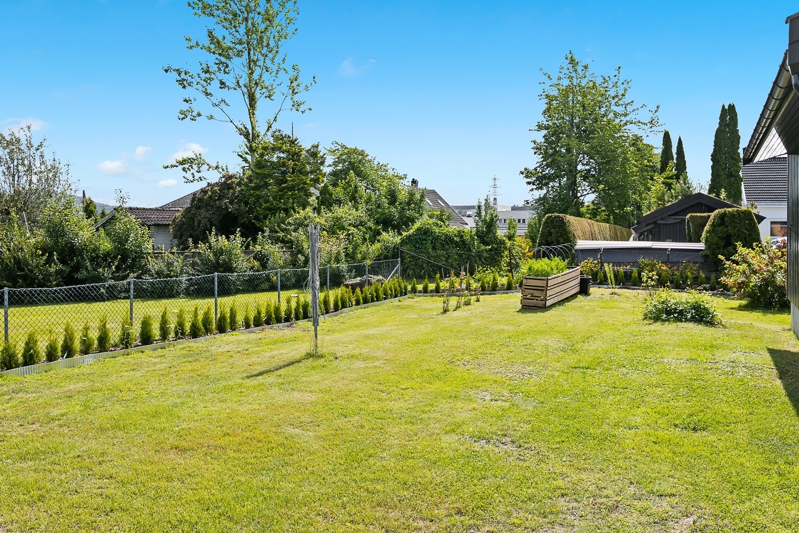 I hagen finnes en kjøkkenhage med ripsbusker, solbærbusker, bringebærbusker og et epletre. Galleribilde