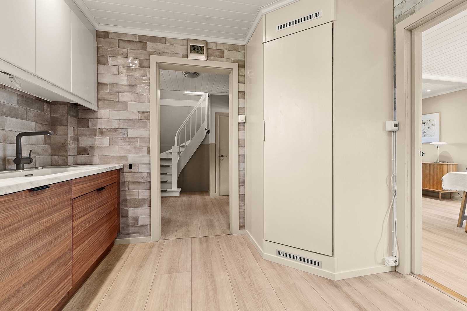 På kjøkkenet er det et eget kjølehjørne med avkjølt og god lagringsplass. Galleribilde