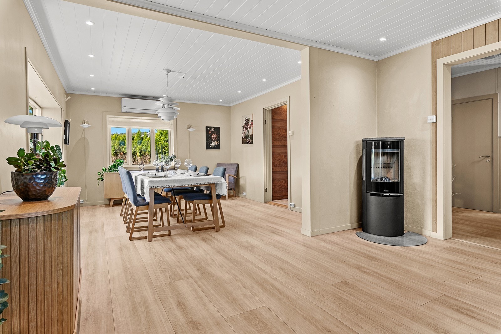 Det er satt inn en Aduro peisovn i spisestuen, samt er det til tilhørende pipe i nyere tid blitt utført en piperehabilitering med rørfornying. Galleribilde