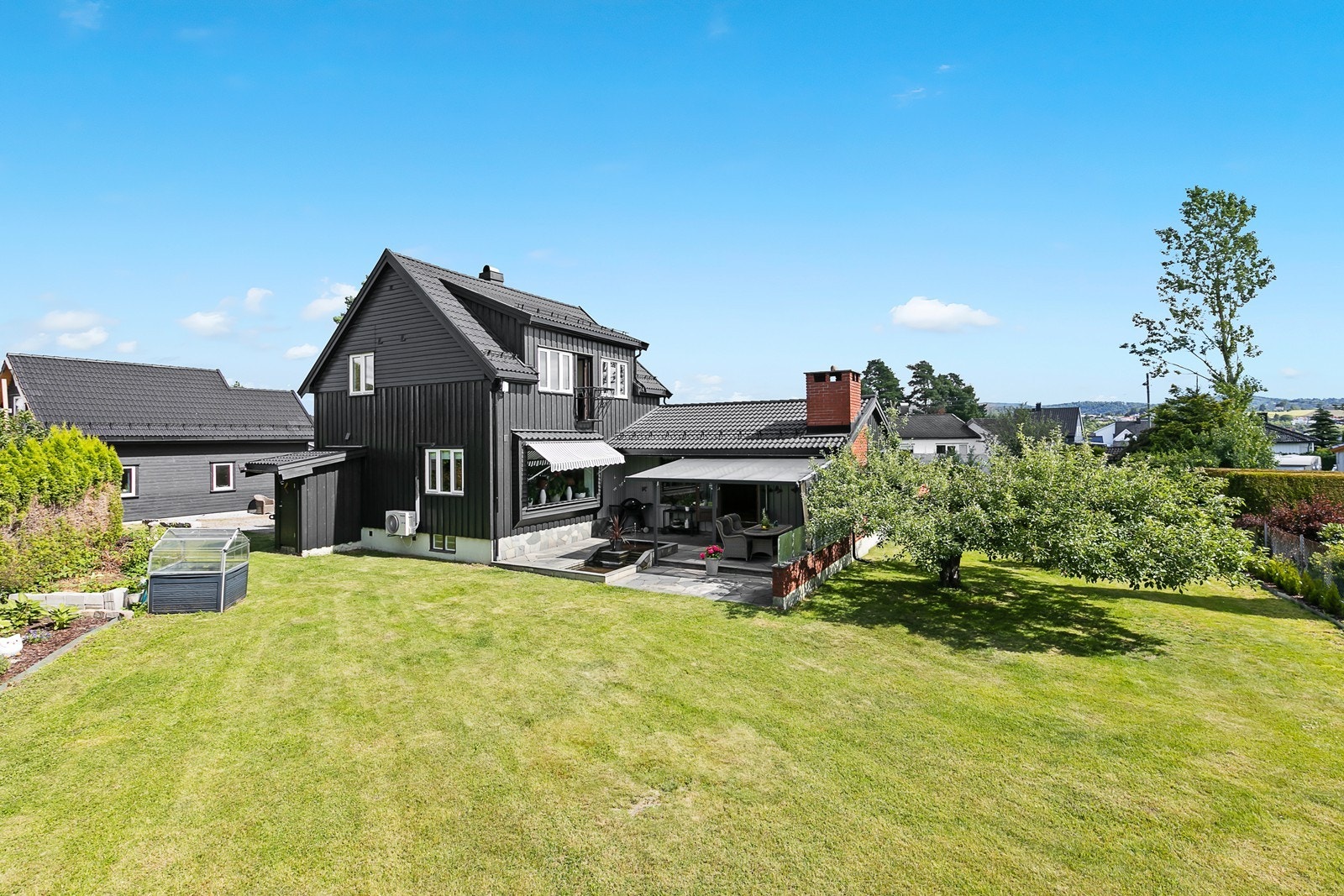 Eiendommen har en sentral og tilbaketrukket beliggenhet på Kjørbekkhøgda, mellom Skien og Porsgrunn. Galleribilde