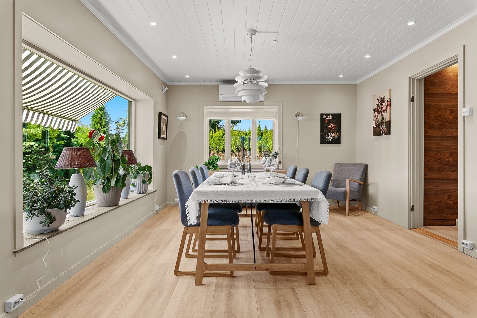 Det er gode plass til et stort spisebord i spisestuen. Galleribilde