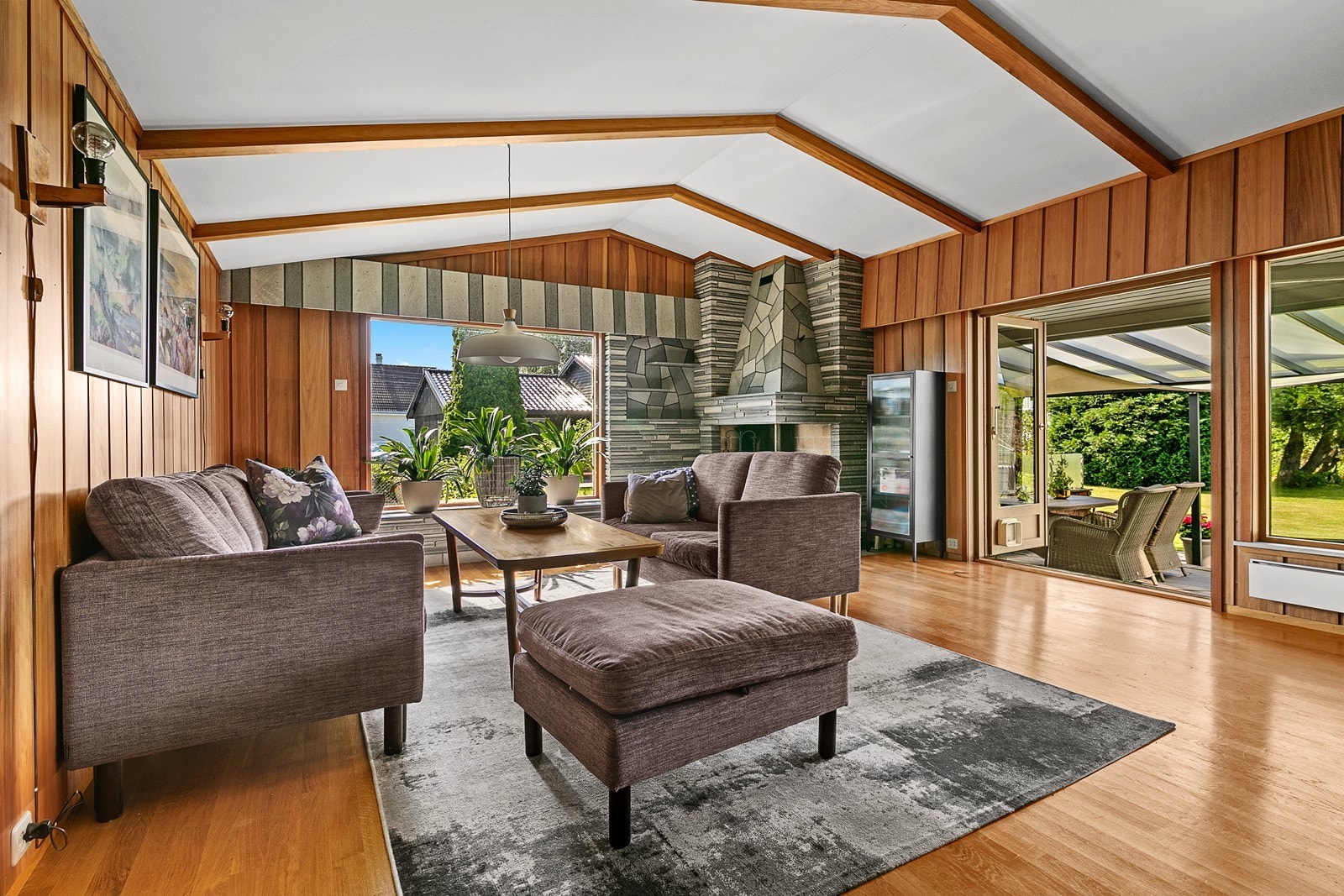 Fra peisstuen er det utgang via en tofløyet terrassedør til uteplassen. Galleribilde