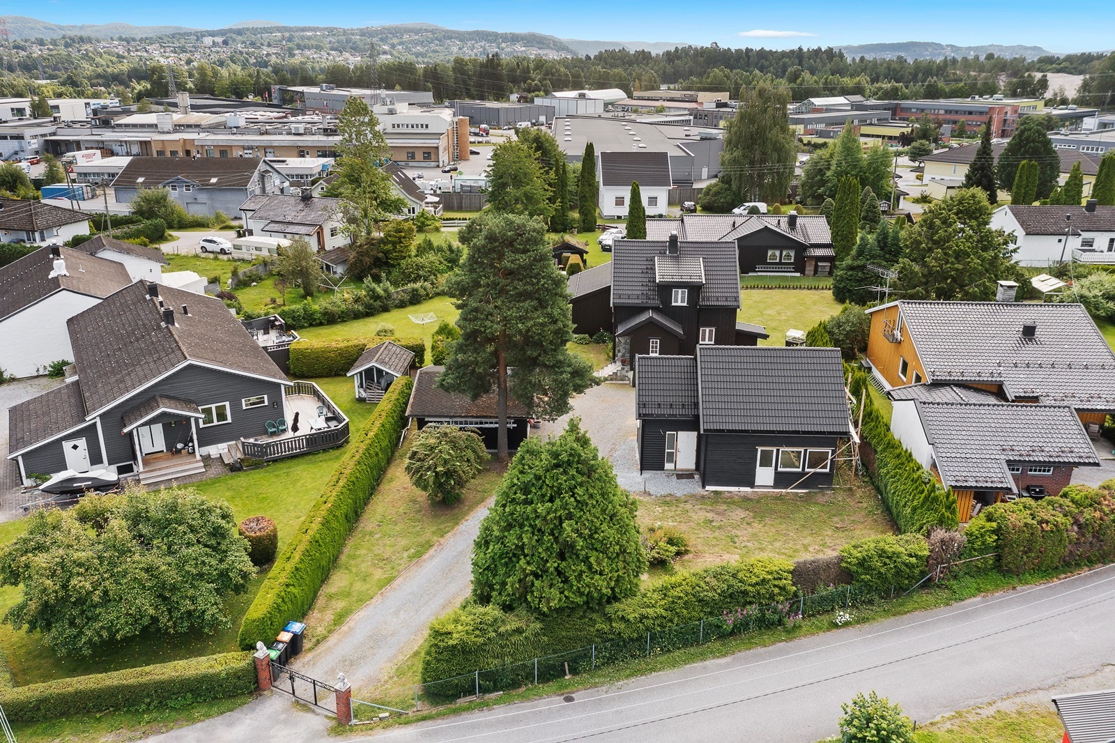 Attraktiv eiendom med enebolig, dobbelgarasje, anneks og stor tomt. Galleribilde