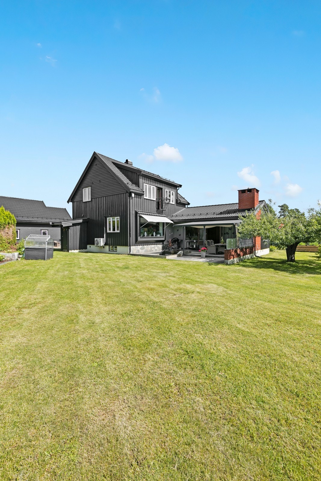 Terrassen er sydvestvendt og delvis overbygd. Galleribilde